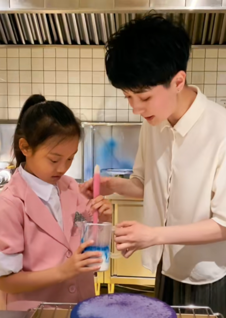 李小璐是谁的女儿(李小璐女儿多大)-第3张图片-波音达百科