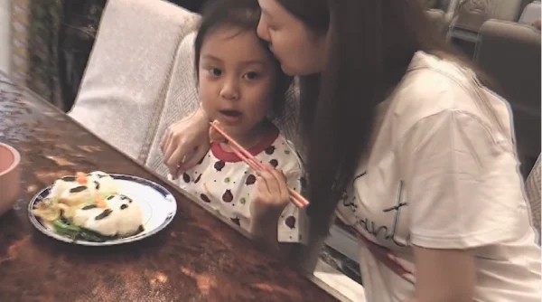 李小璐是谁的女儿(李小璐女儿多大)-第7张图片-波音达百科