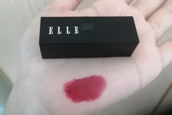 elle手表官网(elle杂志和elle girl杂志一样的么?)-第1张图片-波音达百科