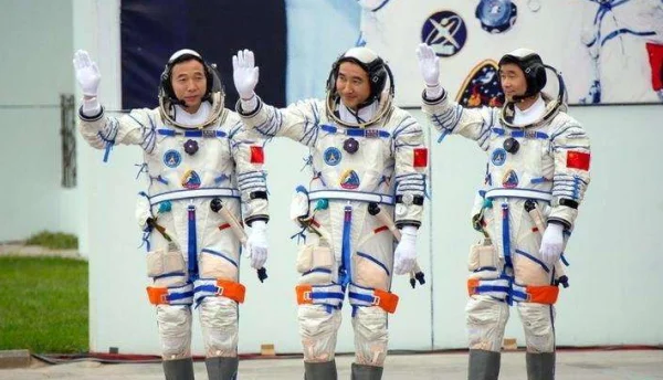 神舟七号的航天员有哪些?神舟七号航天员是谁人-第4张图片-波音达百科