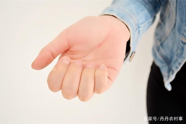 指甲黑色竖纹严重吗 指甲黑色竖纹是癌症吗?指甲有竖纹是灰指甲吗-第3张图片-波音达百科