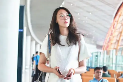 排球女神惠若琪宣布产女,晒出一家三口合照,她的产后状态如何?-第21张图片-波音达手游百科