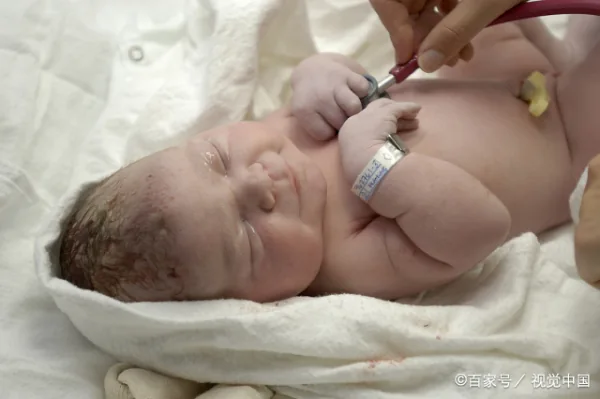 新生儿可以被别人抱吗(新生儿小被褥有啥讲究)-第17张图片-波音达百科