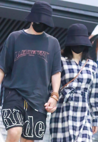 张杰谢娜何必在一起mp4(张杰谢娜什么时候唱的何必在一起)-第1张图片-波音达百科