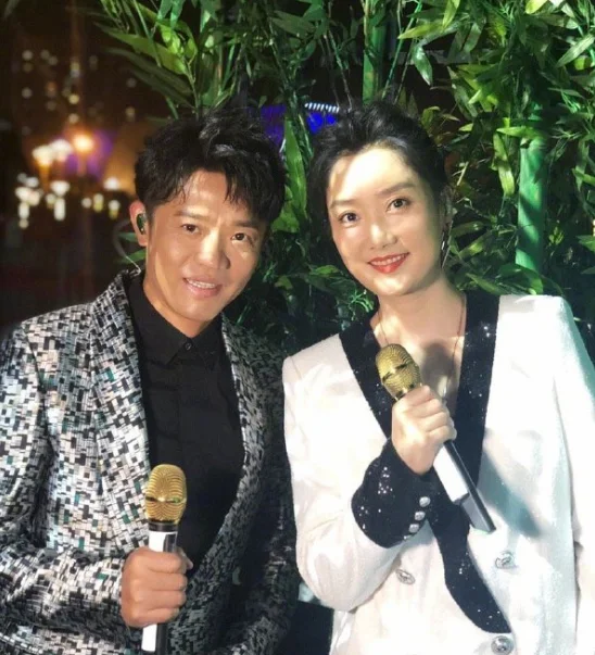 郎的诱惑是凤凰传奇的歌吗?郎的诱惑 凤凰传奇的开头唱的是喵还是娘子?-第7张图片-波音达百科