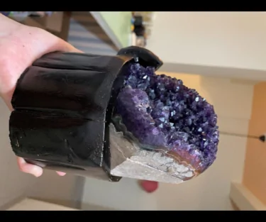 乌拉圭紫水晶的乌拉圭紫水晶的特征(乌拉圭紫水晶贵吗)-第5张图片-波音达百科