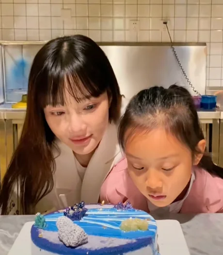 李小璐是谁的女儿(李小璐女儿多大)-第5张图片-波音达百科