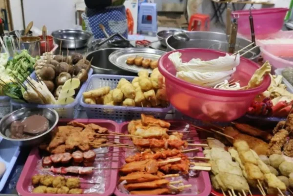 男生吃麻辣烫碗边抠出脏东西 ,为什么说麻辣烫是最脏的一种快餐?-第17张图片-波音达百科