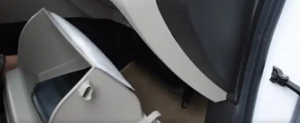 长安福特嘉年华两厢电动门怎么操作?长安福特嘉年华两厢自动挡首付多少-第3张图片-波音达百科