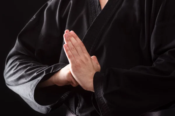 抱拳礼的正确手势是什么样的?男子抱拳礼的正确手势?-第4张图片-波音达百科