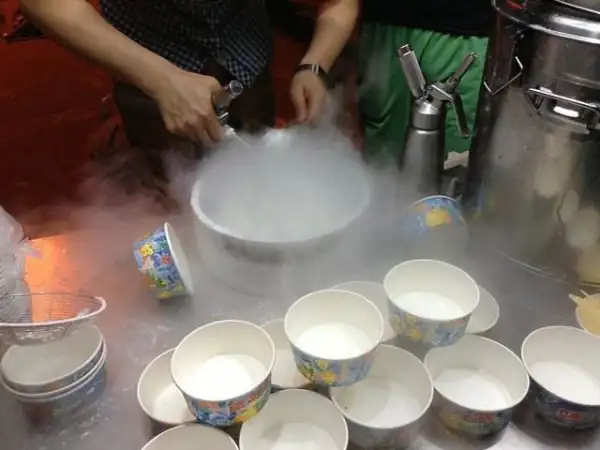 会冒烟的冰淇淋叫什么 会冒烟的冰淇淋做法(会冒烟的冰淇淋是怎么做的呢)-第2张图片-波音达手游百科