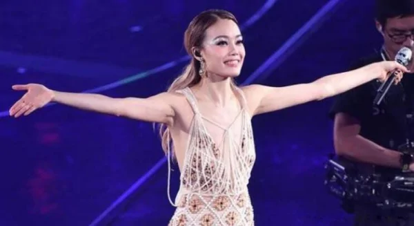 春卷容祖儿啥意思(容祖儿春卷门)-第2张图片-波音达百科