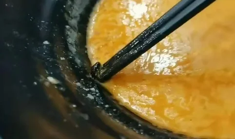 男生吃麻辣烫碗边抠出脏东西 ,为什么说麻辣烫是最脏的一种快餐?-第12张图片-波音达百科