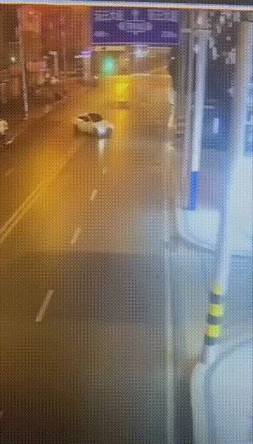 脸上的皮肤惨不忍睹,见图片(用美图秀秀叠印图片后放大惨不忍睹。怎么办?)-第1张图片-波音达百科