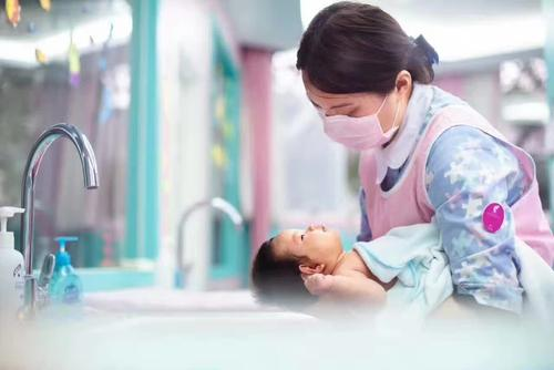 新生儿可以被别人抱吗(新生儿小被褥有啥讲究)-第2张图片-波音达百科