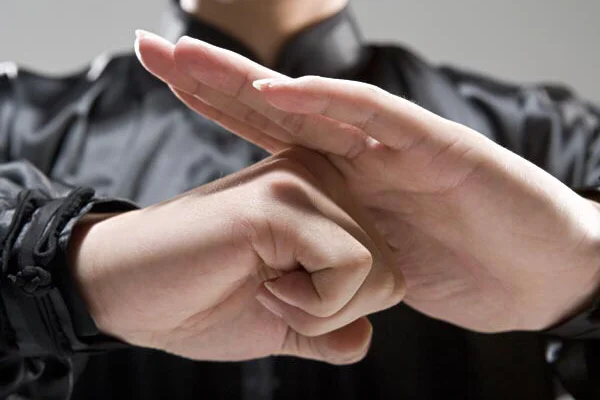 抱拳礼的正确手势是什么样的?男子抱拳礼的正确手势?-第5张图片-波音达百科
