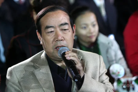 贾浅浅的有哪些诗歌啊?怎么评价贾浅浅的诗歌水平?-第3张图片-波音达百科