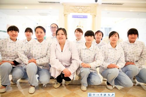 新生儿可以被别人抱吗(新生儿小被褥有啥讲究)-第3张图片-波音达百科