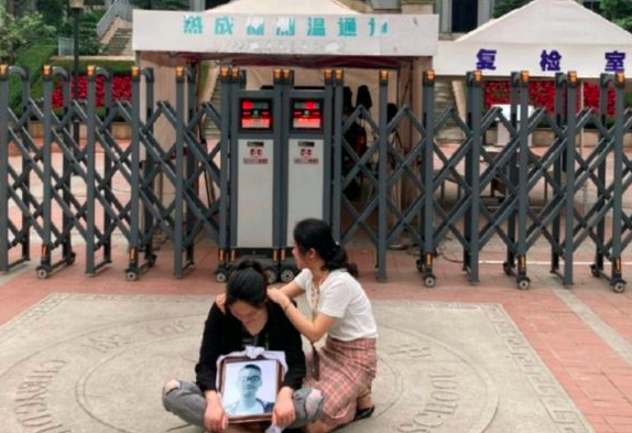 谁知道今天(9.28)的成都坠楼事件?-第1张图片-波音达百科