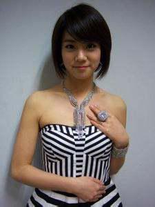 求kara组合韩胜妍的高清图片(这是kara组合,从左到又分别叫什么)-第2张图片-波音达百科