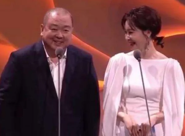 今晚金鹰颁奖晚会主持人是谁(金鹰节主持人颁奖晚会金贤重上了么)-第5张图片-波音达手游百科