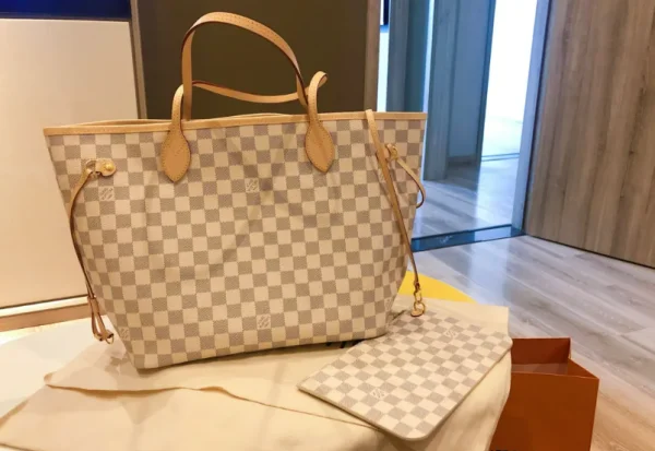 lv官网如何预定包包?lv停产包包为什么官网还在-第1张图片-波音达手游百科