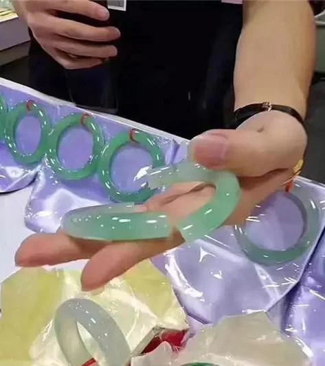 给别人摔断1万玉镯怎么赔偿(梦见玉镯摔断了的预兆)-第1张图片-波音达手游百科