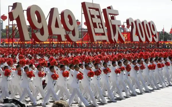 新中国成立60周年取得的成就有哪些?新中国成立60周年的艺术边框-第2张图片-波音达手游百科