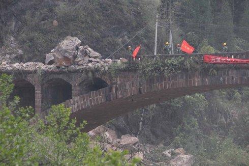 四川哪里地震过(陈光标为2013四川地震做什么了?)-第4张图片-波音达手游百科
