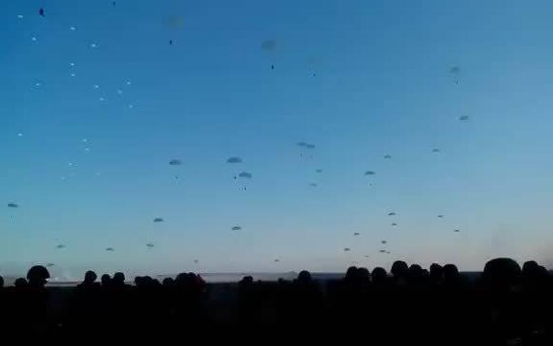 网友拍到疑似俄伞兵从天而降-第1张图片-波音达百科