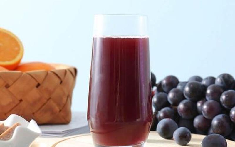 将葡萄放在小洞里榨汁-第1张图片-波音达百科