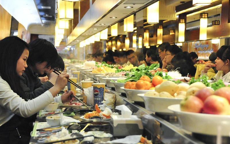 女子吃转转火锅取一半再放回餐盘-第1张图片-波音达百科