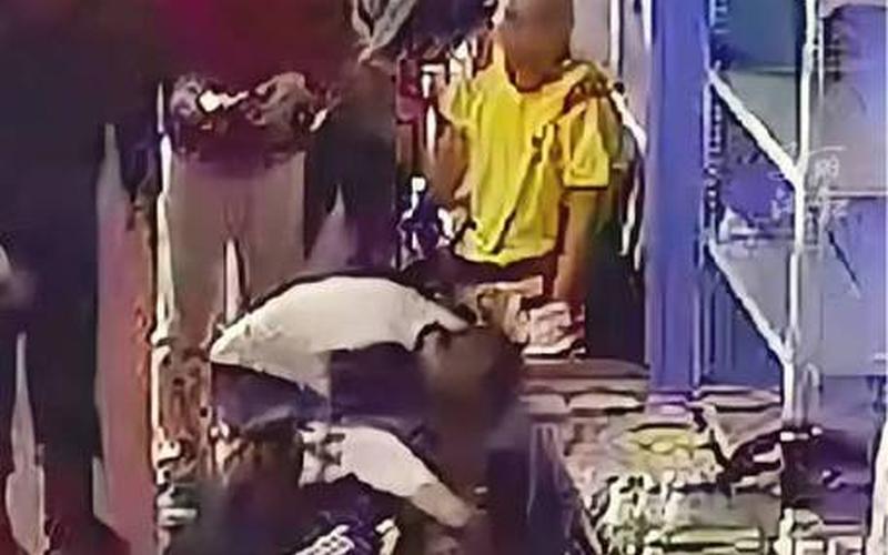 看到父子被冲下去母亲哭昏厥-第1张图片-波音达百科