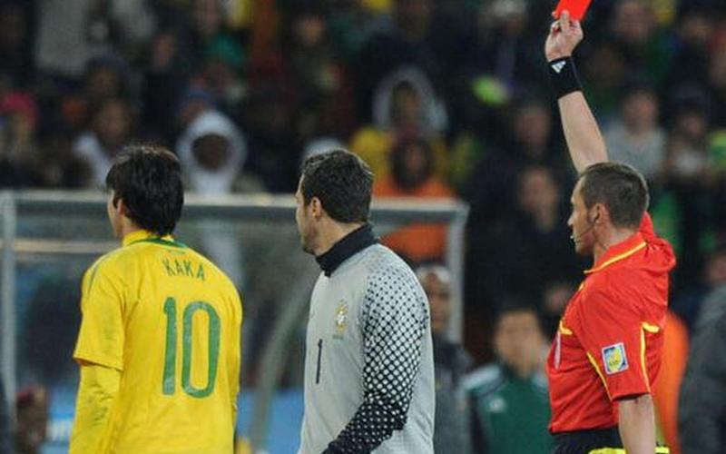 守门员被红牌罚下场怎么办-第1张图片-波音达百科