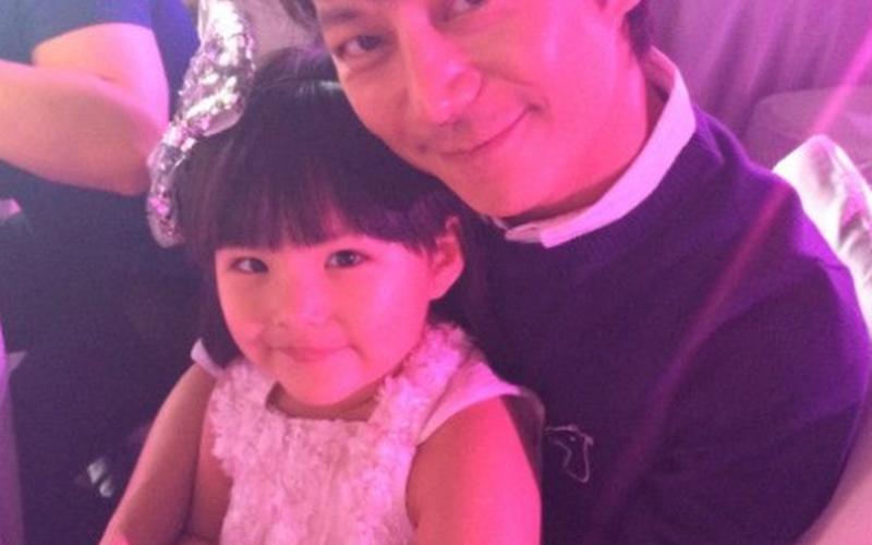 王岳伦晒与12岁女儿合影-第1张图片-波音达百科