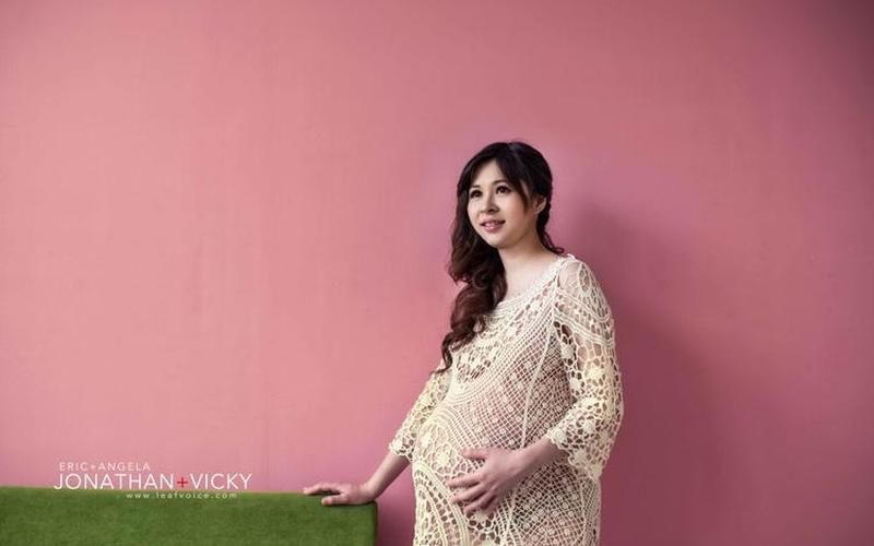 挺起圆滚滚的孕肚做-第1张图片-波音达百科