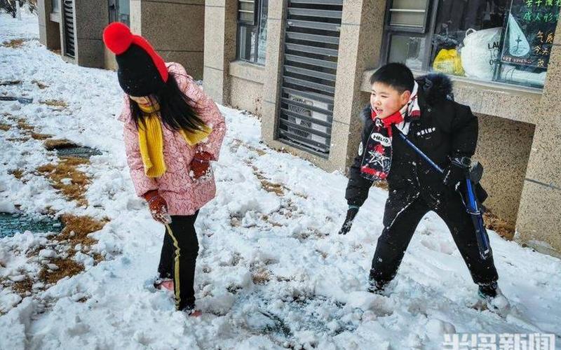 居民堆雪人致敬医护-第1张图片-波音达手游百科