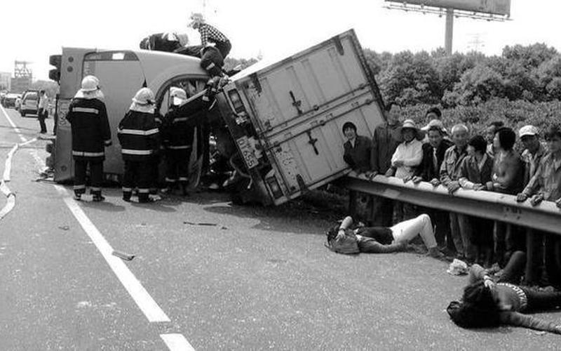 新西兰一大巴翻车-第1张图片-波音达百科