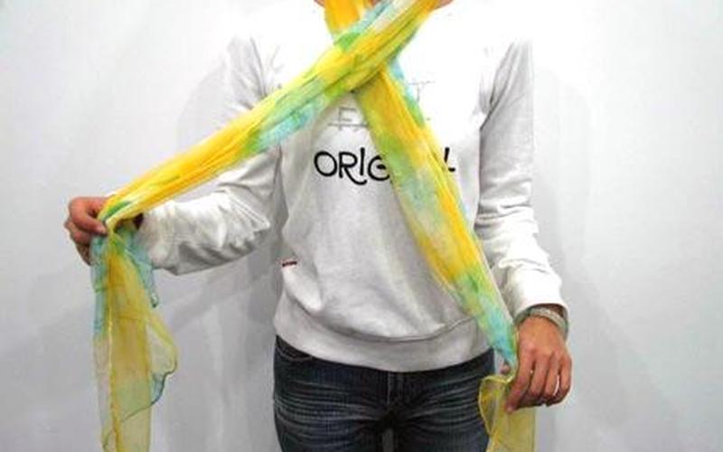 长方形丝巾的围法-第1张图片-波音达百科