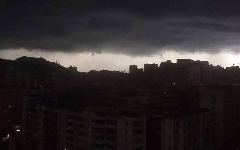 郑州暴雨来袭 白天瞬间成黑夜-第1张图片-波音达百科