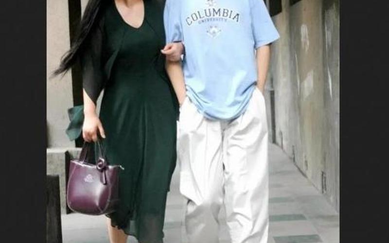 街边修车父亲拆儿子通知书笑开花-第1张图片-波音达百科