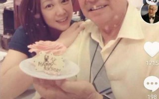 歌手王馨平晒照为曾江庆生