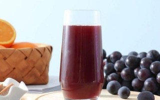 将葡萄放在小洞里榨汁