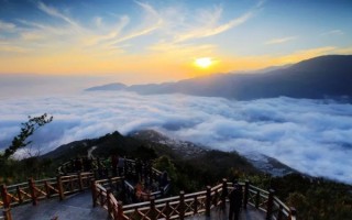 草原上升起不落的太阳原唱是谁啊?草原上升起不落的太阳原唱用英语怎么说