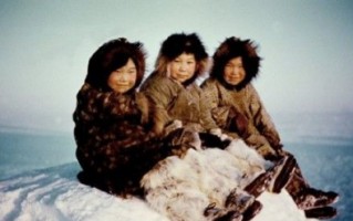 爱斯基摩人现在还有吗?怎么生活的?爱斯基摩人的原始生活?