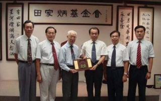 李家超和李嘉诚关系