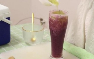 将冰葡萄放在小洞里榨果汁