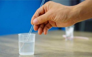 棉签和冰块弄出牛奶视频