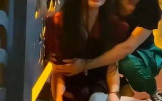 单身女服务员趴桌大哭