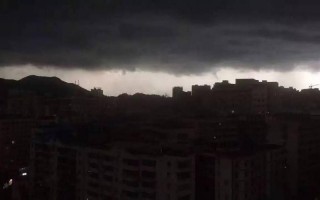 郑州暴雨来袭 白天瞬间成黑夜